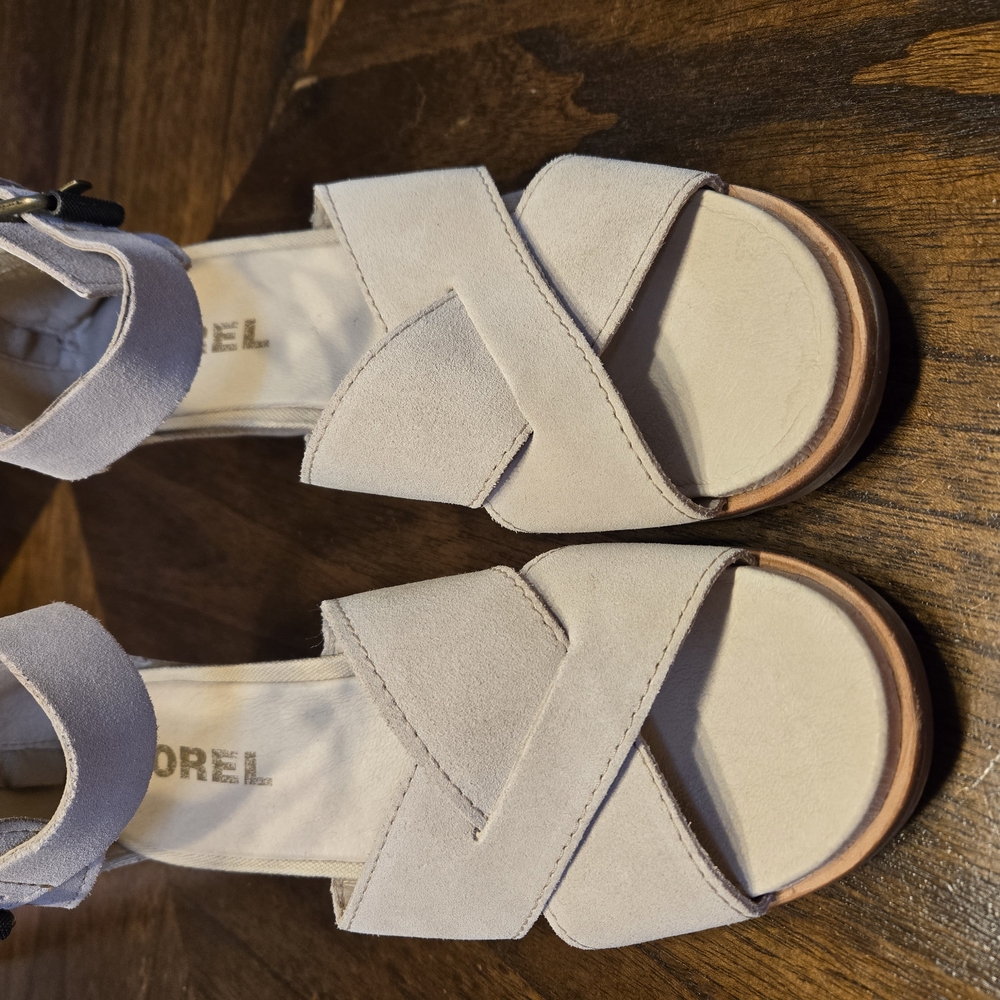 Sorel Women's Tan Cross-Strap Sandals